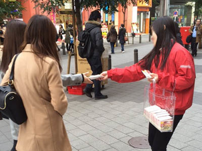 店舗オープン告知ポケットティッシュの街頭配布事例