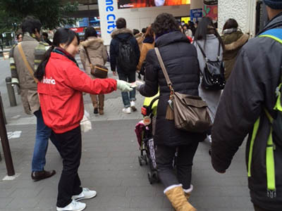 店舗オープン告知ポケットティッシュの街頭配布事例