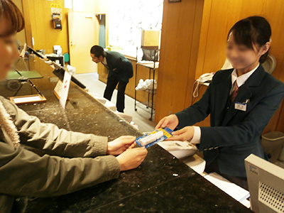 温泉旅館における就寝時のエチケット商品サンプリング事例