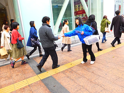 スカルプシャンプーの男性サラリーマン向け街頭配布事例