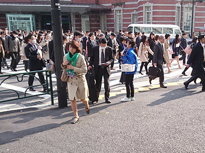 スカルプシャンプーの男性サラリーマン向け街頭配布事例