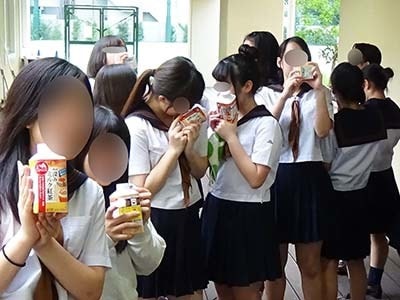 要冷蔵乳飲料商品の高校でのサンプリング事例1