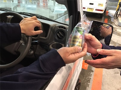 ガソリンスタンドでの缶コーヒーリニューアル時サンプリング事例1
