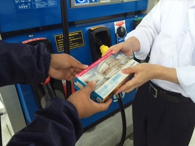 商業施設新規オープンを告知するガソリンスタンドサンプリング事例3