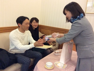 商業施設新規オープンを告知するガソリンスタンドサンプリング事例2