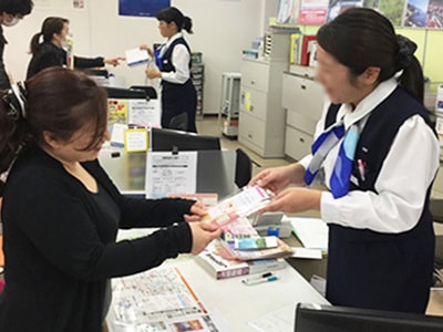 大手旅行代理店での化粧品サンプリング事例1