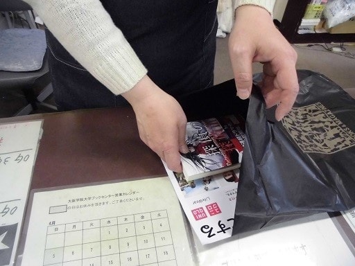 アパレルメーカータブロイド紙の各種ルートでのサンプリング事例4