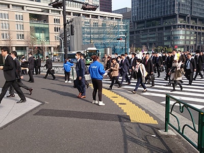 スカルプシャンプーの男性サラリーマン向け街頭配布事例1