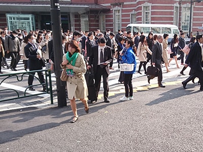 スカルプシャンプーの男性サラリーマン向け街頭配布事例2