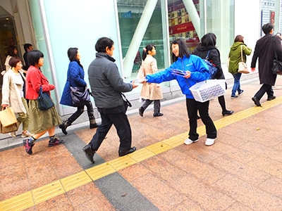 スカルプシャンプーの男性サラリーマン向け街頭配布事例3