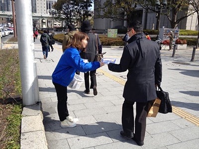 スカルプシャンプーの男性サラリーマン向け街頭配布事例4