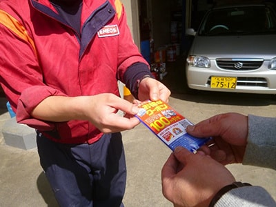 ガソリンスタンドでのドラッグストア店舗誘引サンプリング事例1