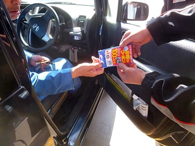 ガソリンスタンドでのドラッグストア店舗誘引サンプリング事例3