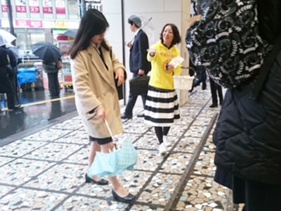 スキンケアショップの新店オープン告知街頭配布事例3