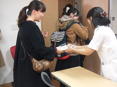 産婦人科母親学級でのノンカフェインのお茶サンプリング事例2