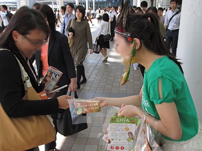 チアシードビスケットの街頭配布事例2