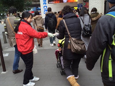 店舗オープン告知ポケットティッシュの街頭配布事例2