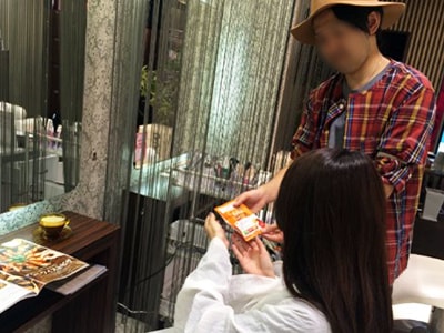 美容室での栄養機能食品のドリンク提供時サンプリング事例1