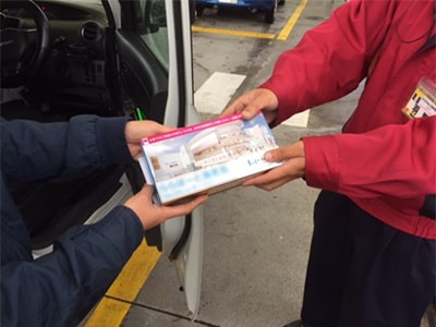 商業施設新規オープンを告知するガソリンスタンドサンプリング事