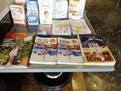 秋田県観光ＰＲ冊子の外国人宿泊率が多いホテルでの設置サンプリング事例1