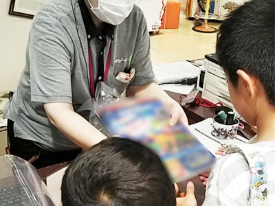 モーリーファンタジーでの子連れ家族に向けたスキー場誘引チラシのサンプリング事例1