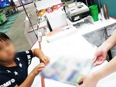 モーリーファンタジーでの子連れ家族に向けたスキー場誘引チラシのサンプリング事例3