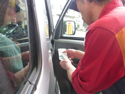 ガソリンスタンドやインターネットカフェ利用の喫煙者に向けた電子ベイプのサンプリング事例