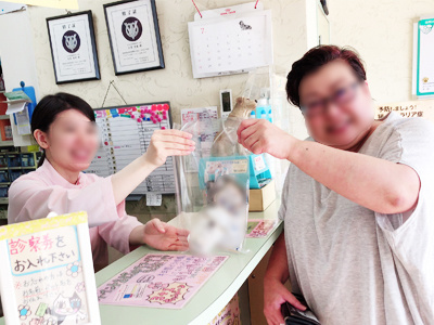 動物病院でのペットオーナーに向けたペット用消臭スプレー&商品リーフレットのサンプリング事例