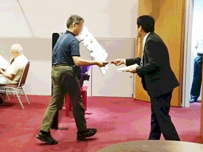 歌舞伎座内の食事処「花籠」と土産処「かおみせ」の利用客に向けた日刊新聞の試し読みQRコード付チラシのサンプリング事例1