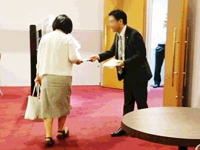 歌舞伎座内の食事処「花籠」と土産処「かおみせ」の利用客に向けた日刊新聞の試し読みQRコード付チラシのサンプリング事例2