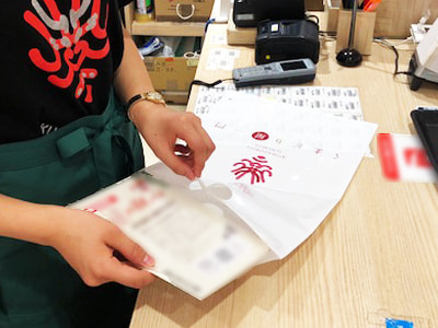 歌舞伎座内の食事処「花籠」と土産処「かおみせ」の利用客に向けた日刊新聞の試し読みQRコード付チラシのサンプリング事例3