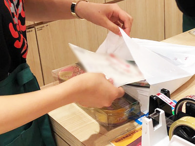 歌舞伎座内の食事処「花籠」と土産処「かおみせ」の利用客に向けた日刊新聞の試し読みQRコード付チラシのサンプリング事例4