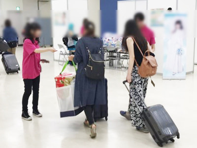 大規模コスプレイベントでの女性コスプレイヤーに向けたニプレスのサンプリング事例2