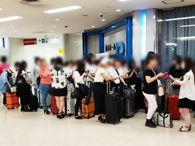 大規模コスプレイベントでの女性コスプレイヤーに向けたニプレスのサンプリング事例4