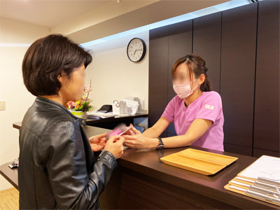 美容皮膚科/美容外科を受診する女性患者へ向けた製薬会社の美容ドリンクのサンプリング事例1