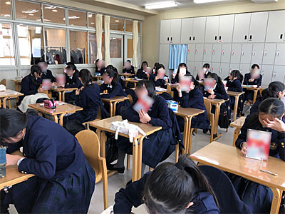 ニキビに悩む女子中高生に向けたニキビケアの洗顔フォームと化粧水のサンプリング事例4