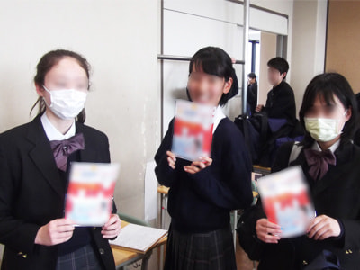 ニキビに悩む女子中高生に向けたニキビケアの洗顔フォームと化粧水のサンプリング事例1