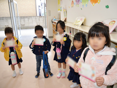 勤労感謝の日に働くママに向けた有名ブランド美容液試供品の幼稚園と保育園の園児たちへのサンプリング事例1
