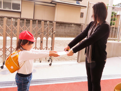 勤労感謝の日に働くママに向けた有名ブランド美容液試供品の幼稚園と保育園の園児たちへのサンプリング事例3