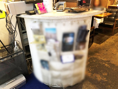 若者や訪日外国人に向けたカフェ/レストランにおける写真展の割引クーポン付きポストカードの設置サンプリング事例1