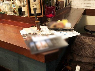 若者や訪日外国人に向けたカフェ/レストランにおける写真展の割引クーポン付きポストカードの設置サンプリング事例4