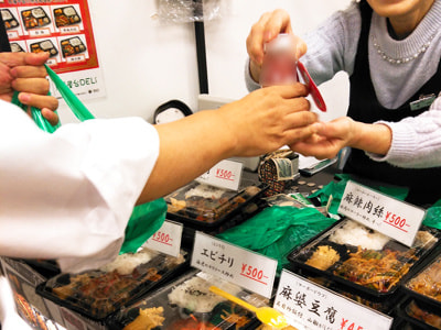大型オフィスビル弁当テナントでのビジネスマンに向けた海外飲料メーカー製スムージーのサンプリング事例3