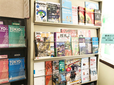 観光案内施設や主要駅周辺ホテルでの訪日外国人に向けた多言語表記観光パンフレットの設置サンプリング事例4