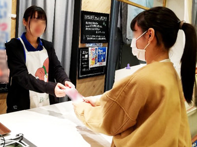 クリーニング店での主婦層客に向けた住居洗濯用芳香剤のサンプリング事例1