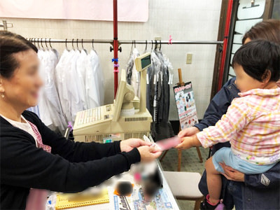 クリーニング店での主婦層客に向けた住居洗濯用芳香剤のサンプリング事例2