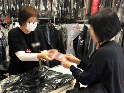 クリーニング店での主婦層客に向けた住居洗濯用芳香剤のサンプリング事例4