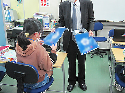 東京23区内の小中学生に向けた大手携帯キャリア学割プラン訴求啓発冊子とノベルティのサンプリング事例4