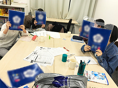 東京23区内の小中学生に向けた大手携帯キャリア学割プラン訴求啓発冊子とノベルティのサンプリング事例1