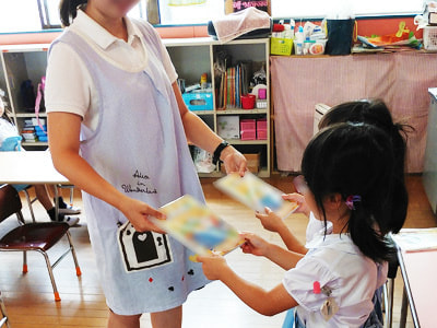 私立幼稚園の園児保護者に向けた本格派オンライン英会話サービスとオリジナルノートのサンプリング事例1