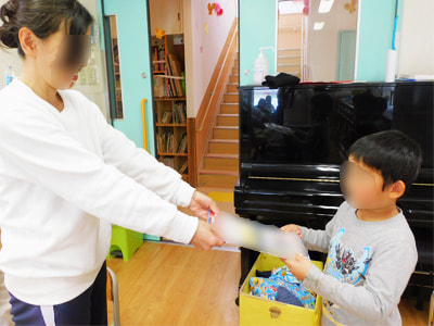 幼稚園と保育園の園児たちに向けた海の生物を学べる人気ゲームのキャンペーン認知拡大を狙ったお楽しみセットのサンプリング事例2